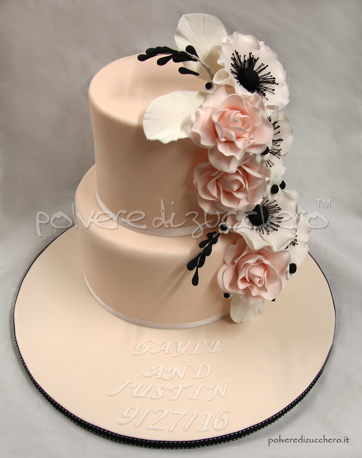 Wedding cake: torta nuziale con rose ed anemoni in pasta di