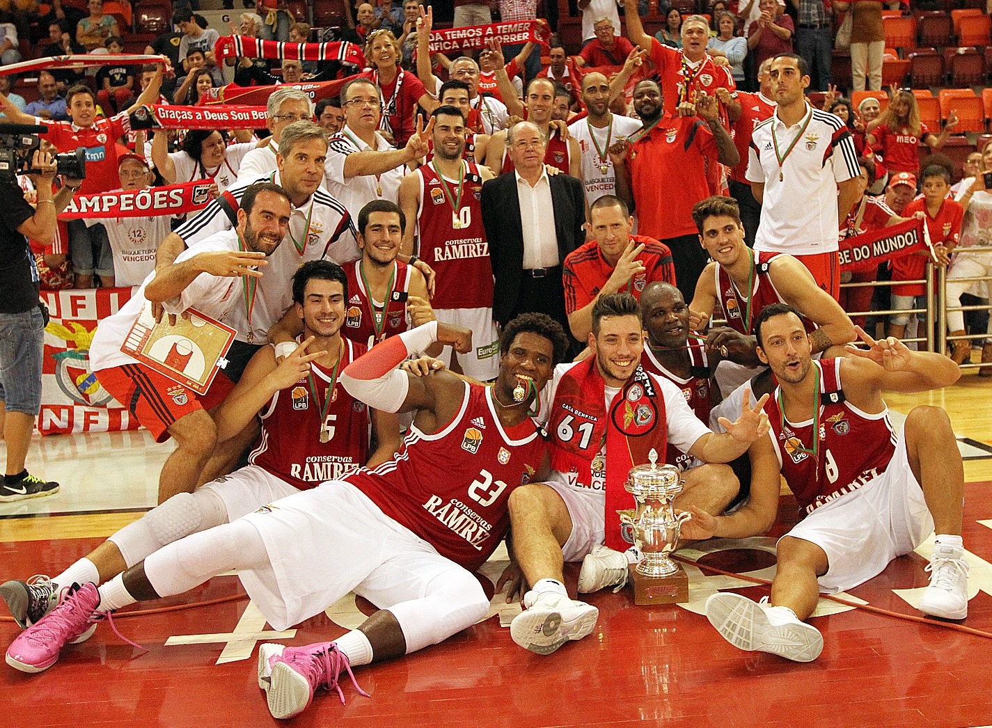 Basquetebol: Benfica esmagador em Ovar apura-se para a final.