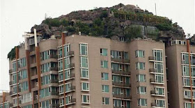 شاهدوا بالصور: صيني يبني جبلاً فوق بناية سكنية شاهدوا بالصور: صيني يبني جبلاً فوق بناية سكنية