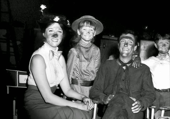 Julie Andrews, Karen Dotrice, Dick Van Dyke y Matthew Garber en un descanso de grabación de "Mary Poppins" (1964)