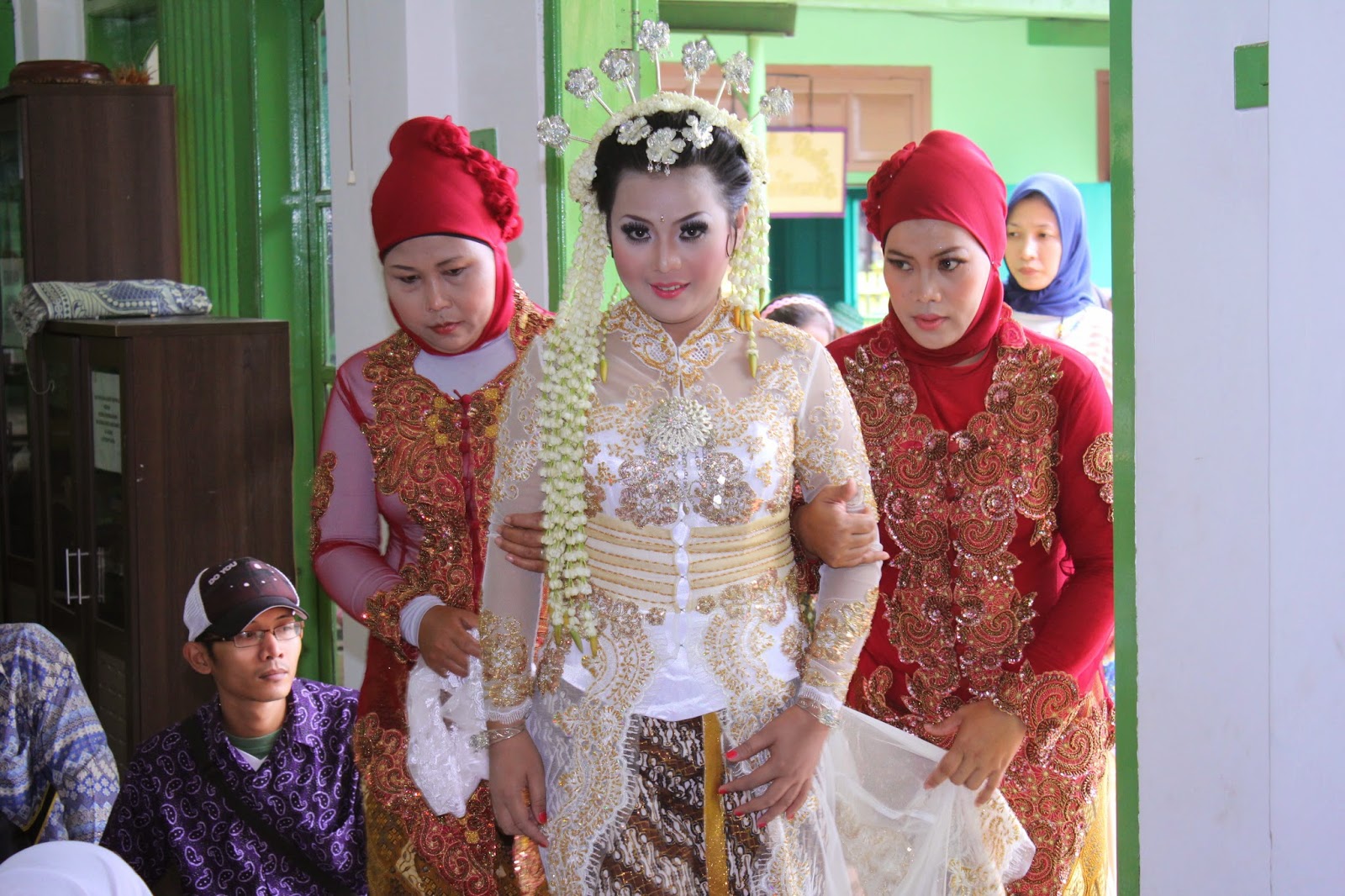 gaun pengantin untuk ijab kabul 