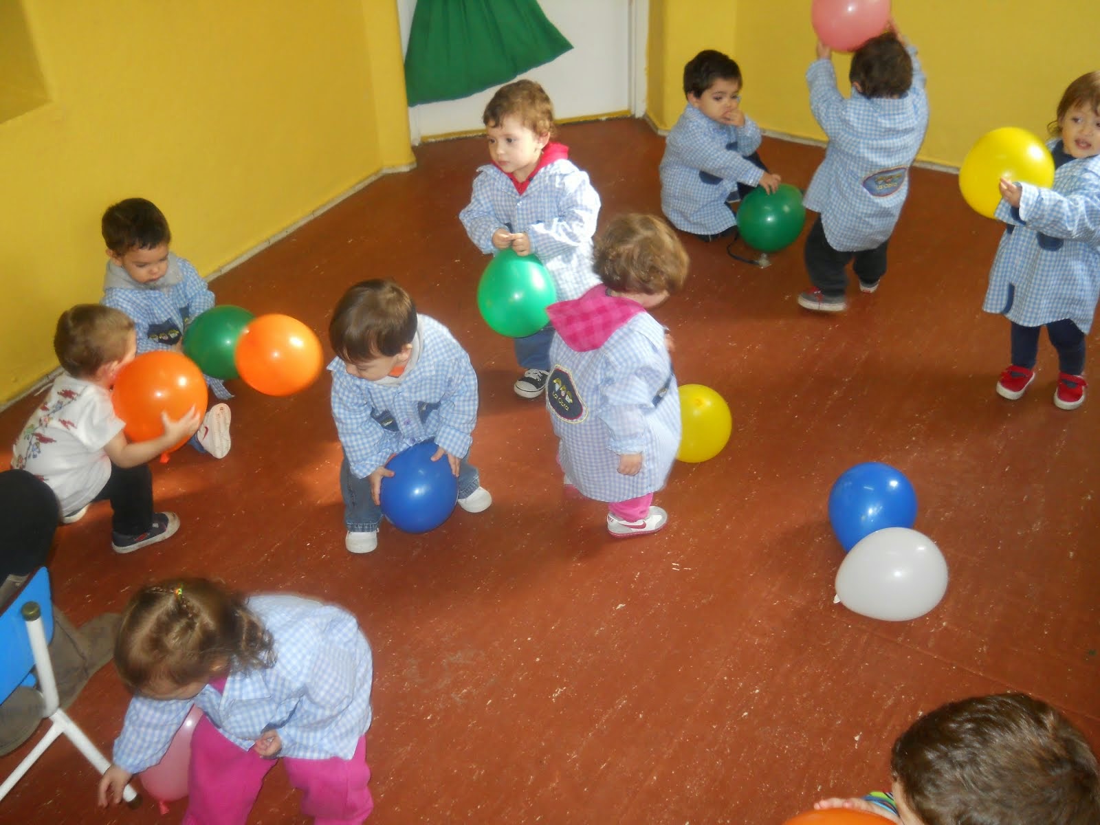 TM - JUGANDO CON GLOBOS - 2014