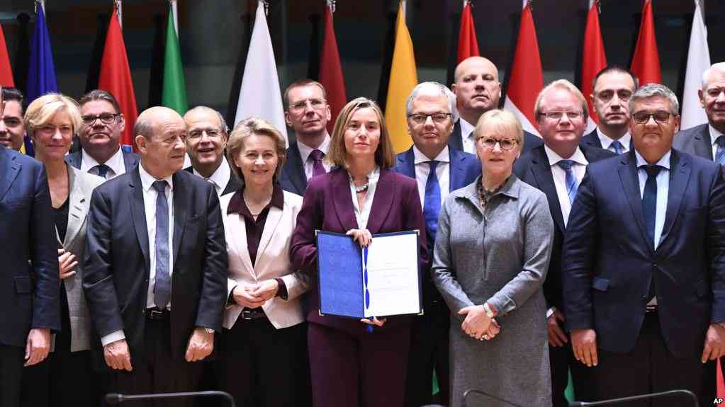 La jefe de la diplomacia europea, Federica Mogherini, junto al Grupo de Contacto / AP