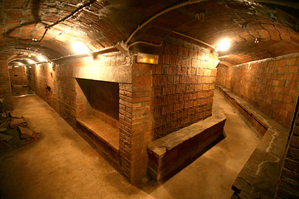 Taller d'Història de Gràcia Centre d'Estudis: Visites al refugi antiaeri de la plaça del Diamant