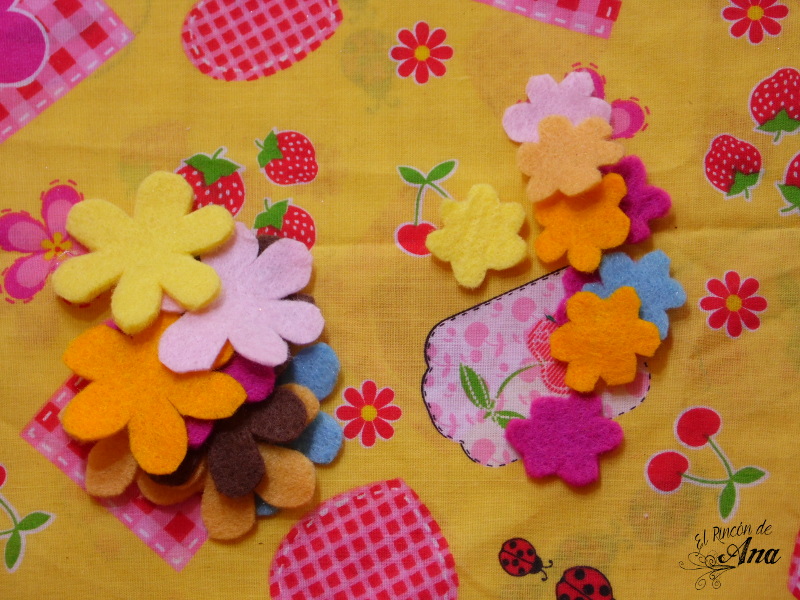 Collar con flores de fieltro