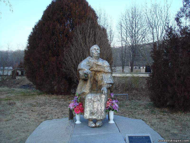 Ванга могила. Памятник Ванги в Рупите. Баба Ванга памятник. Баба Ванга могила.