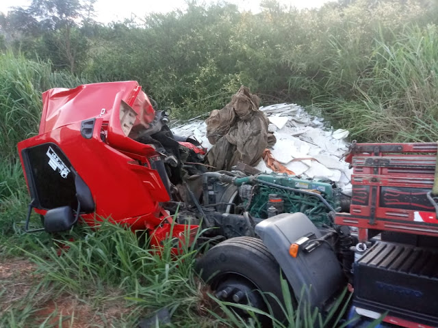 Motorista de caminhão com placas de Serrolândia sofre acidente na BR-116