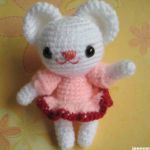 http://www.jennyandteddy.com/2016/07/polly-the-bear-amigurumi-free-crochet-pattern/
