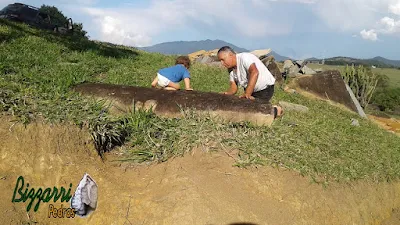 Bizzarri, com o neto, fazendo o que mais gosta, garimpando pedras para fazer as construções com pedras. Na foto garimpando pedras para execução de ponte de pedra e pedras para paisagismo. Na foto uma pedra ornamental de 2,30 m de comprimento por média de 1,00 m de largura por 20 cm de espessura. Gosto de garimpar esses pedras ornamentais pois já vou imaginando elas em cada trabalho com pedra que vou executando.