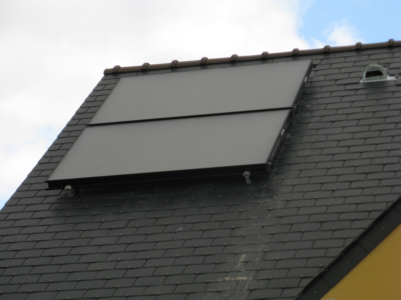 Panneaux solaires, ballon d'eau chaude et chaudière