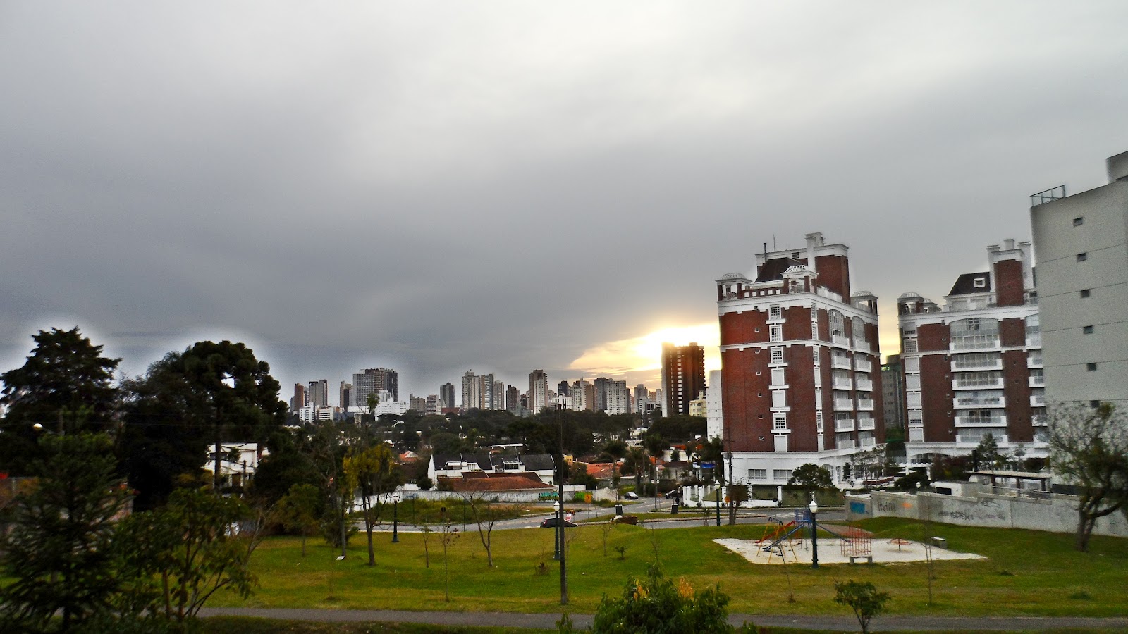 AlcBlog: Bairros de Curitiba: Hugo Lange. Entre os trilhos de trem, a ...