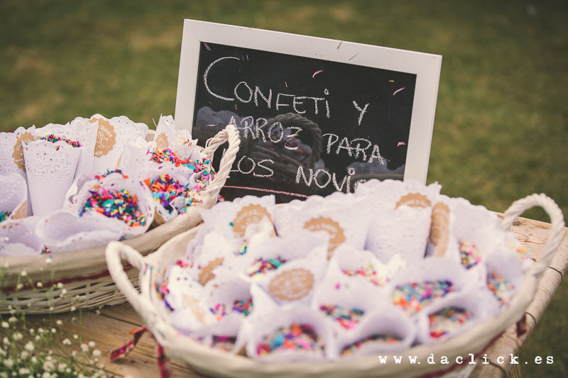 confeti y arroz para los novios 