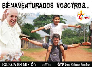 Cartel Iglesia en Misión de OMP. El papa Francisco saluda mientras un misionero sacerdote, carga con alegría a un niño también sonriendo. OMP, Papa Francisco, JMJ Cracovia 2106,