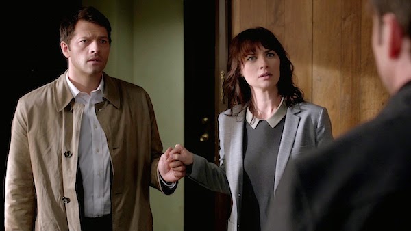Supernatural S10E07. Castiel y Hannah cogidos de la mano.