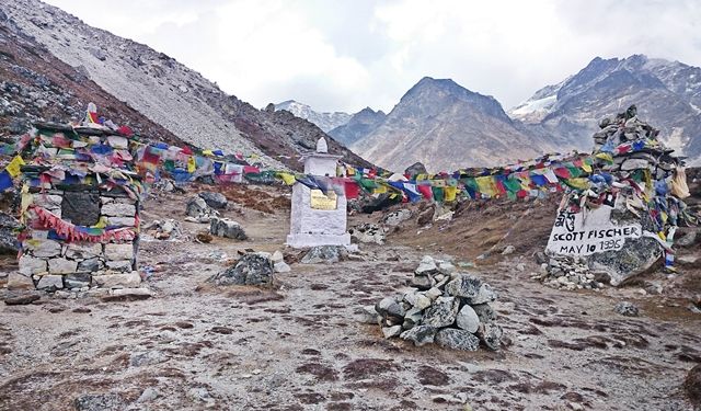 Thukla-pass-memorial-Himalaya