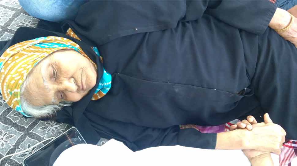 केजरीवाल से मिलने के लिए अनशन पर बैठी 80 साल की बूढ़ी मां, ढाई साल से नजरअंदाज कर रहे CM केजरीवाल से मिलने के लिए अनशन पर बैठी 80 साल की बूढ़ी मां, ढाई साल से नजरअंदाज कर रहे CM