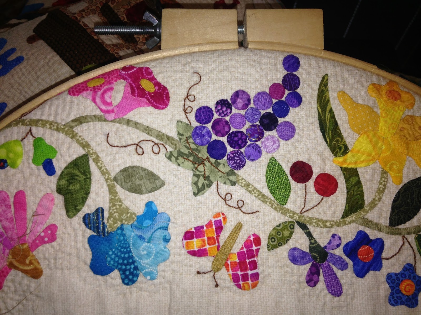 FABRIC THERAPY Hand quilting with a half hoop...