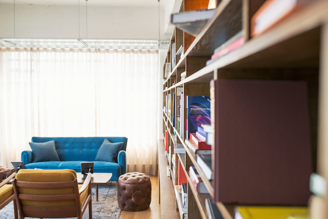 5 trucos para hacer un hogar más hygge, salón con librería