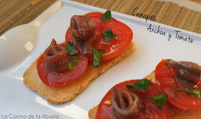 Canapés de anchoas con tomate