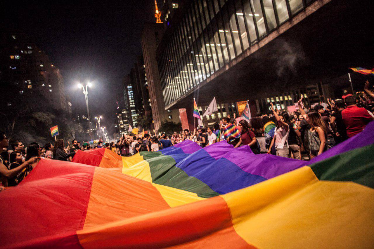 Milhares de pessoas protestam na Paulista contra decisão que permite 'cura gay' Milhares de pessoas protestam na Paulista contra decisão que permite 'cura gay'