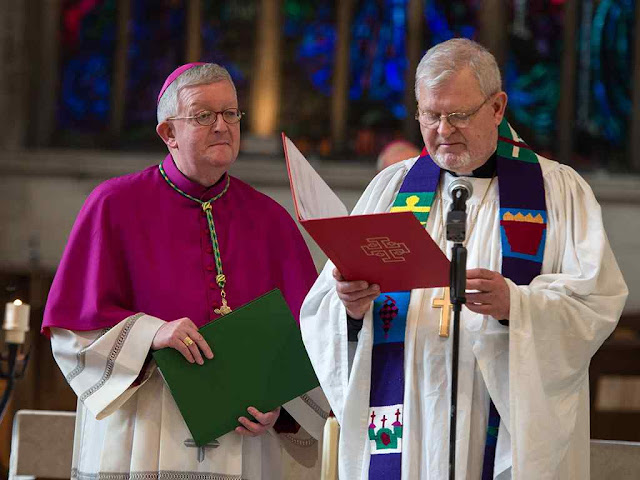 Ecumenismo confunde as religiões que poderão ser 'servidas' por máquinas. Arcebispo Bernard Longley (católico) e bispo Martin Lind (luterano) Ecumenismo confunde as religiões que poderão ser 'servidas' por máquinas. Arcebispo Bernard Longley (católico) e bispo Martin Lind (luterano)