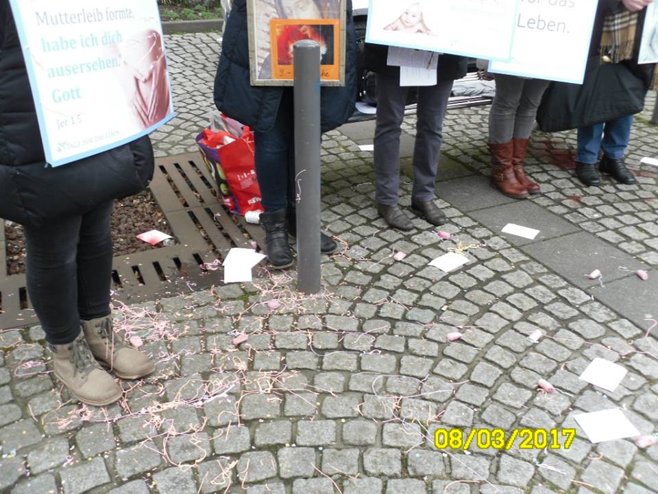 Aktion SOS LEBEN 40 Tage für das Leben Frankfurt 30 Linksradikale greifen 7 betende Frauen an Aktion SOS LEBEN 40 Tage für das Leben Frankfurt 30 Linksradikale greifen 7 betende Frauen an