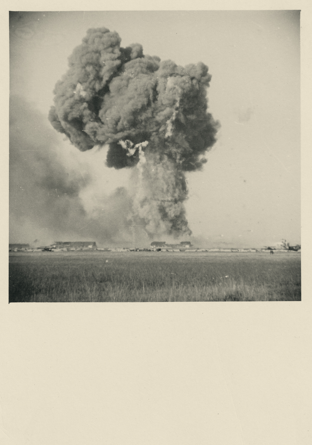 Воздушные бои второй мировой войны япония. Аэродром после бомбардировки. Бомбардировка аэродрома. Рабаул 1943 год. Ковровые бомбардировки украины.