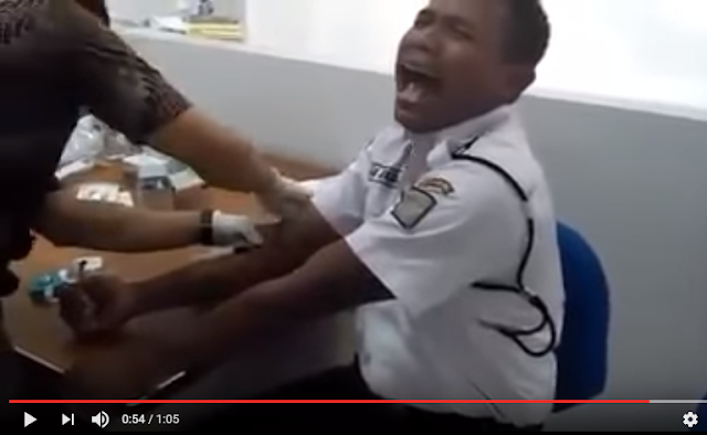Satpam Identik Dengan Wajah Garang dan Macho, Saat Disuntik Perhatikan Mimik Wajahnya