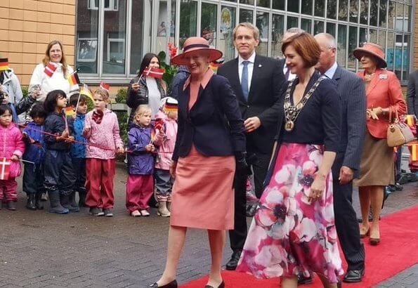 Queen Margrethe was welcomed by Consul General Kim Andersen