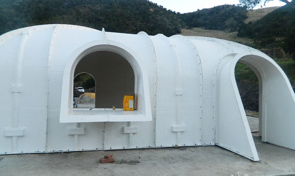 домик из стеклопластика. дома из пластмассы. дом из пластмассы. дом из переработанного пластика. дома из пластмассы.