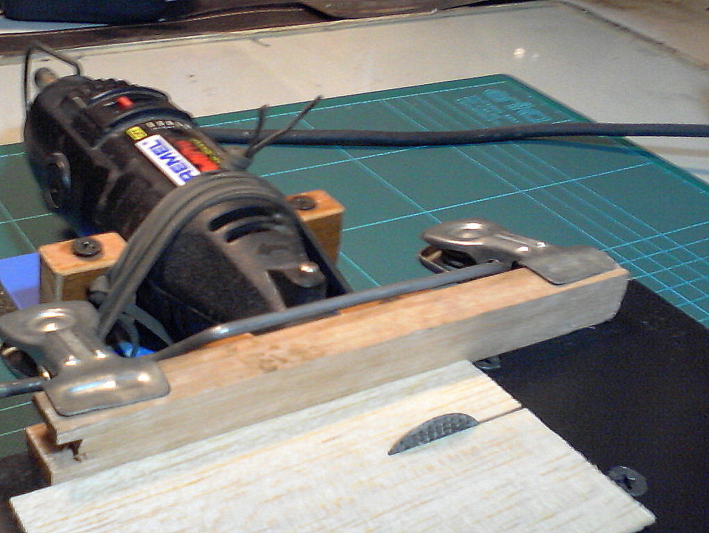 Eduardo Tierno Yamin Micro DIY Dremel table saw
