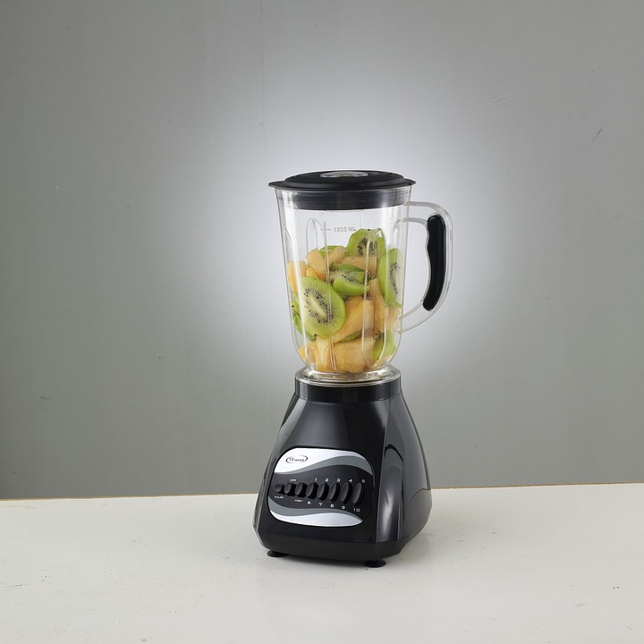 What is The difference between blenders and food processors?