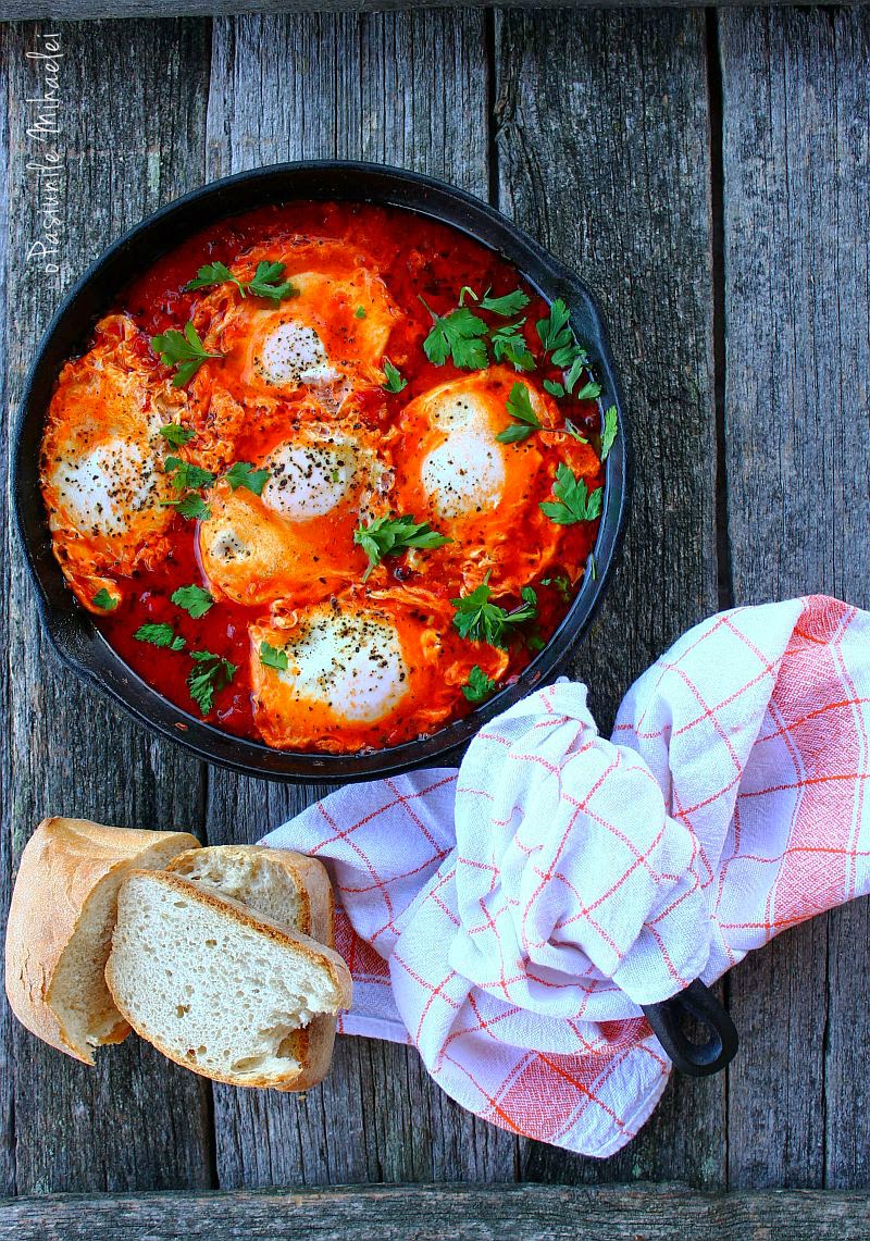 Shakshuka sau minunea orientala cu oua posate in sos de rosii