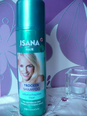 Suchy szampon do włosów Isana. 
