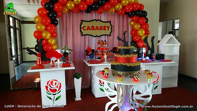 Decoração provençal simples para festa de aniversário tema Cabaret com cortinas e elipse