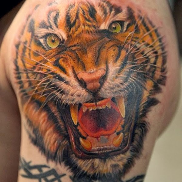 Tatuaje de Tigre feroz en el brazo de un chico