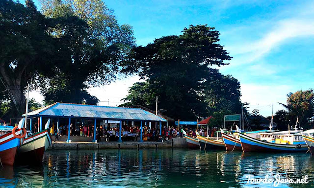 bersandar di dermaga pelabuhan pulau sebira dermaga pelabuhan pulau sebira