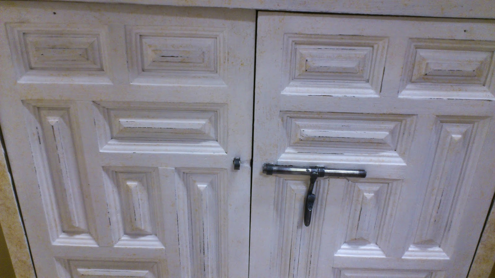 MADERA DE MINDI: Transformando un moderno mueble de estilo castellano