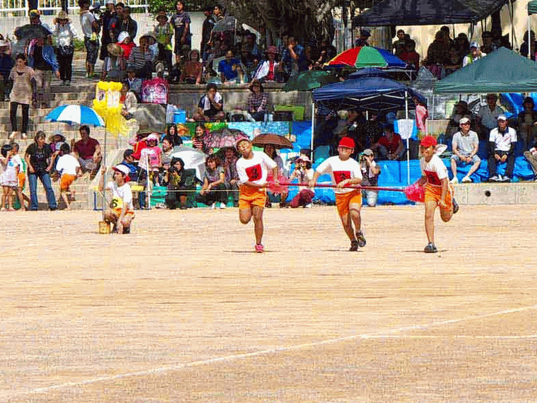 children,relay race,crowds watching,undokai,sports