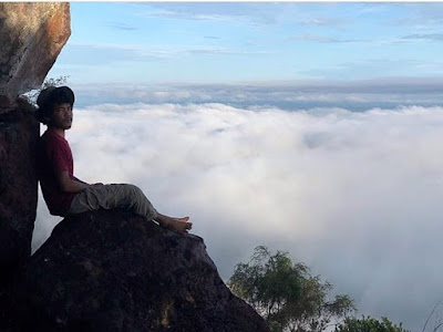 Adakah gunung berapi di Kalimantan Barat, rekomendasi bukit kalbar untuk pendakian, daerah yg menyajikan keindahan di atas awan, hijaunya hutan tropis borneo