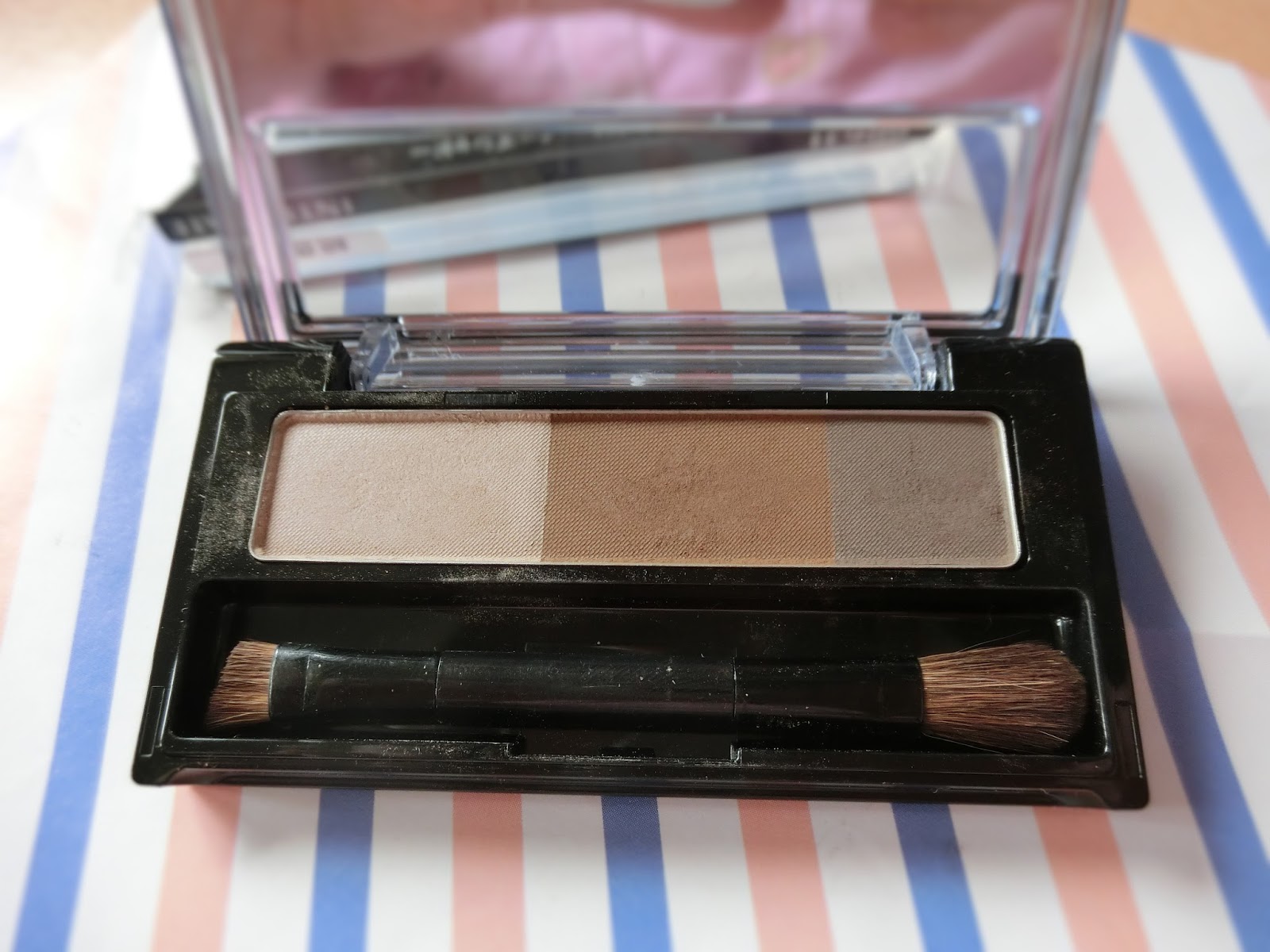 beauty chica Ada tiga warna di dalam dan semuanya kepake Warna yang paling muda ini matte bagus buat nose shading Tapi karena aku nggak biasa shading