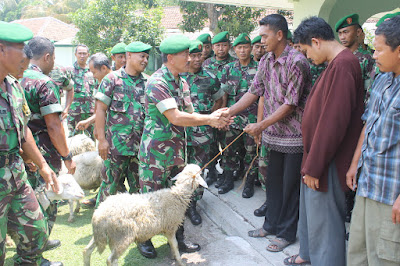ASTERKASDAM IV/DIP DIDAULAT MENYERAHKAN HEWAN QURBAN KELUARGA BESAR KODIM 0725/SRAGEN