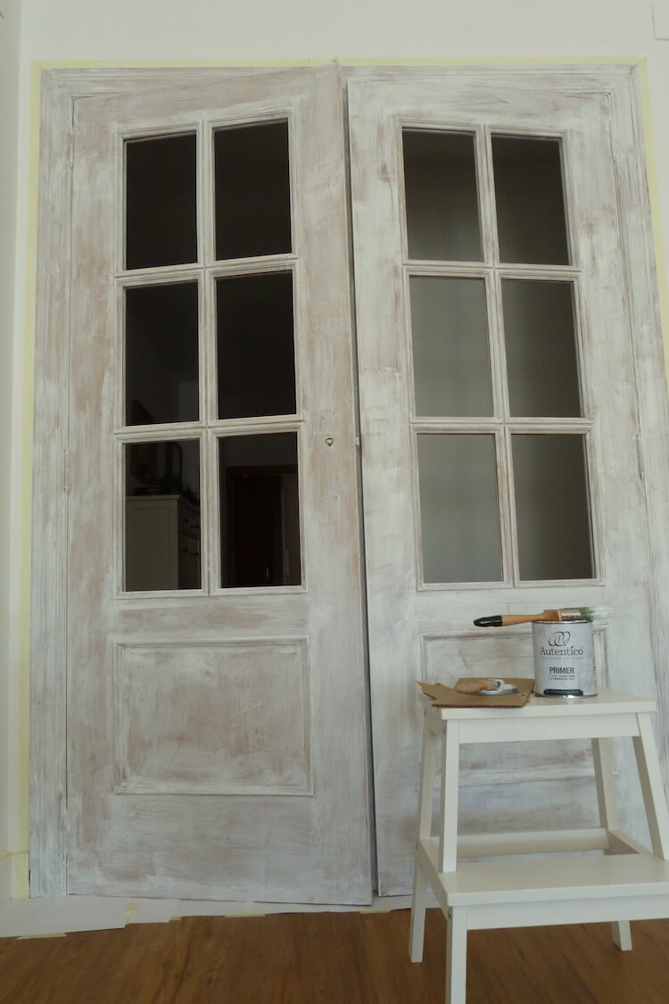Pintar puertas de tu hogar con chalk paint o pintura a la tiza: tutorial y valoración personal Puerta con una mano de imprimación