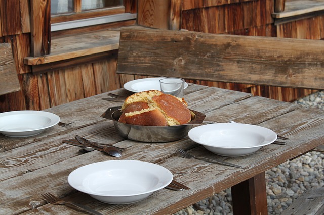 硬いパンが皿代わり 中世ヨーロッパの食器事情 パンタポルタ