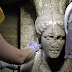 Duas estátuas descobertas no maior e mais antigo túmulo da Grécia