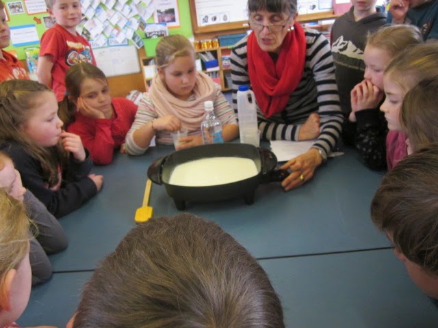 Room 9 you shine all the time: A milk and vinegar chemical reaction