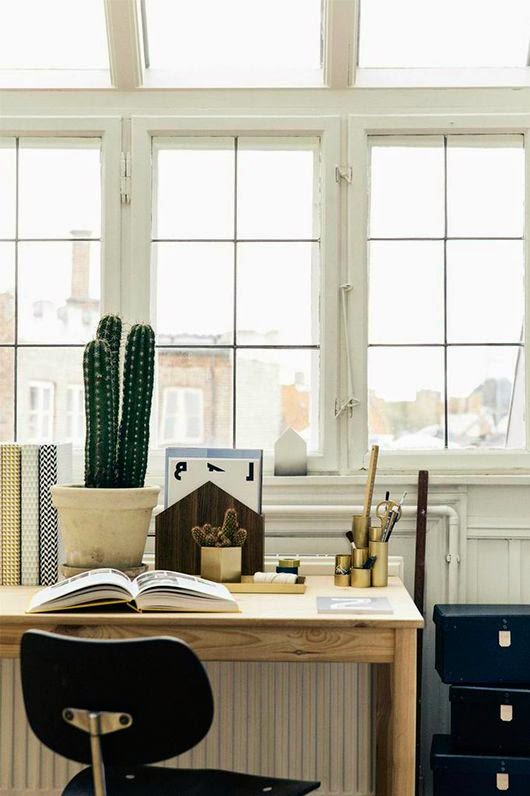 Zonas de trabajo en blanco, negro y madera
