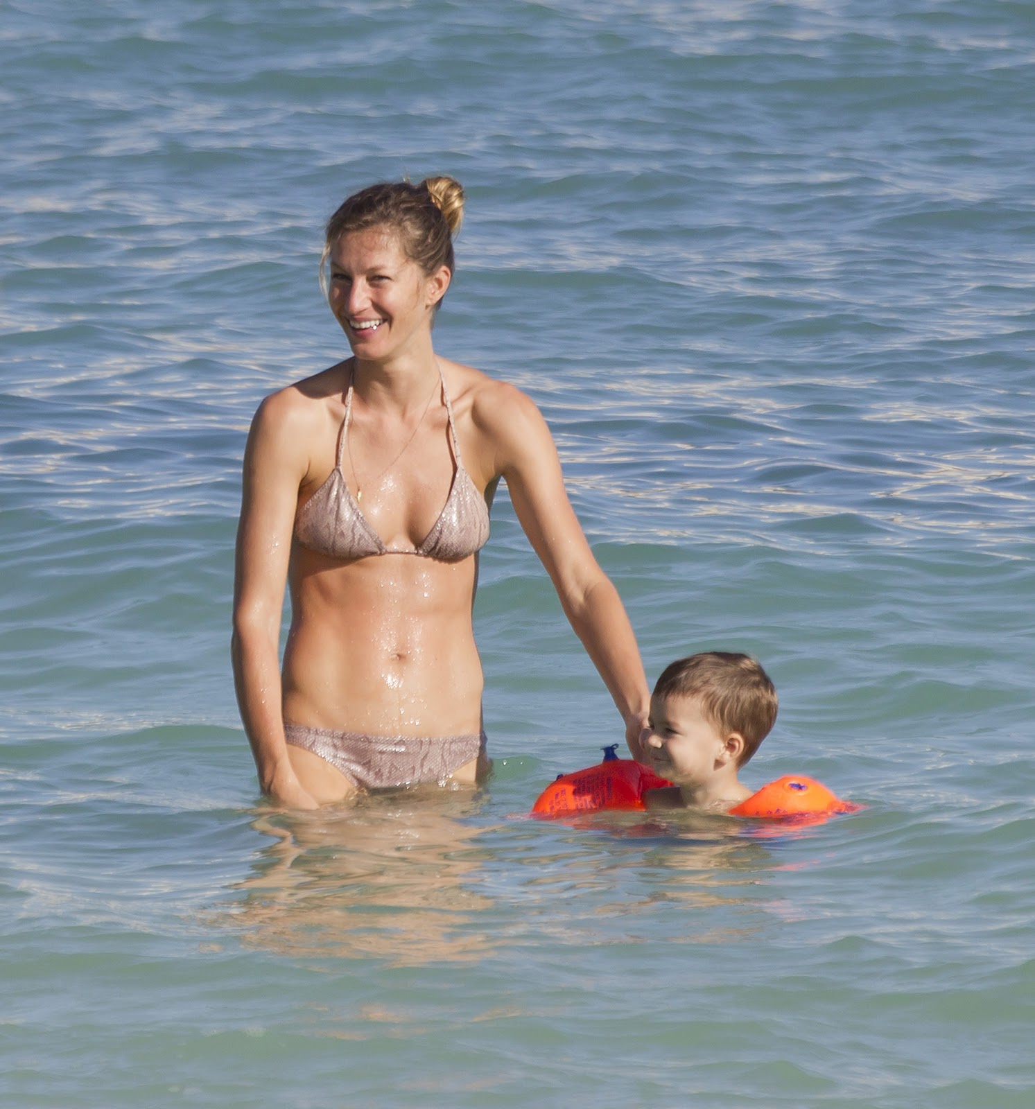 Мама без купальника. Жизель Бюндхен с мамой. Дочь Жизель Бюндхен. Топлес с младенцем. Топлесс детский на пляже.