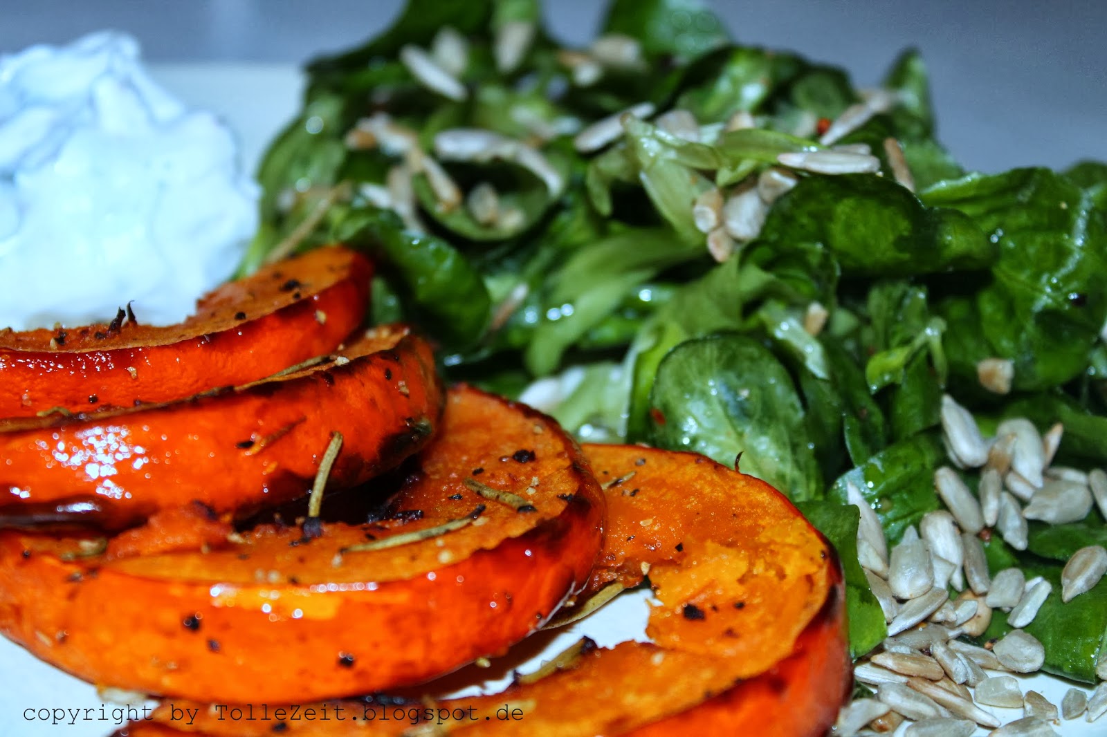 Tolle Zeit: Gegrillter Kürbis mit Feldsalat und Sourcreamdip