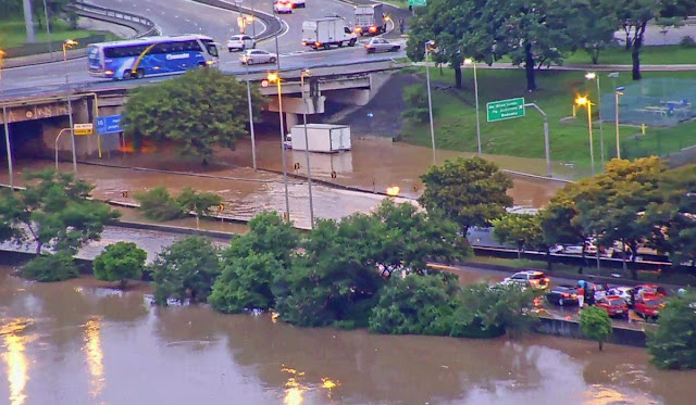Chuva isola cidades, provoca desabamentos e deixa 12 mortos na Grande SP
